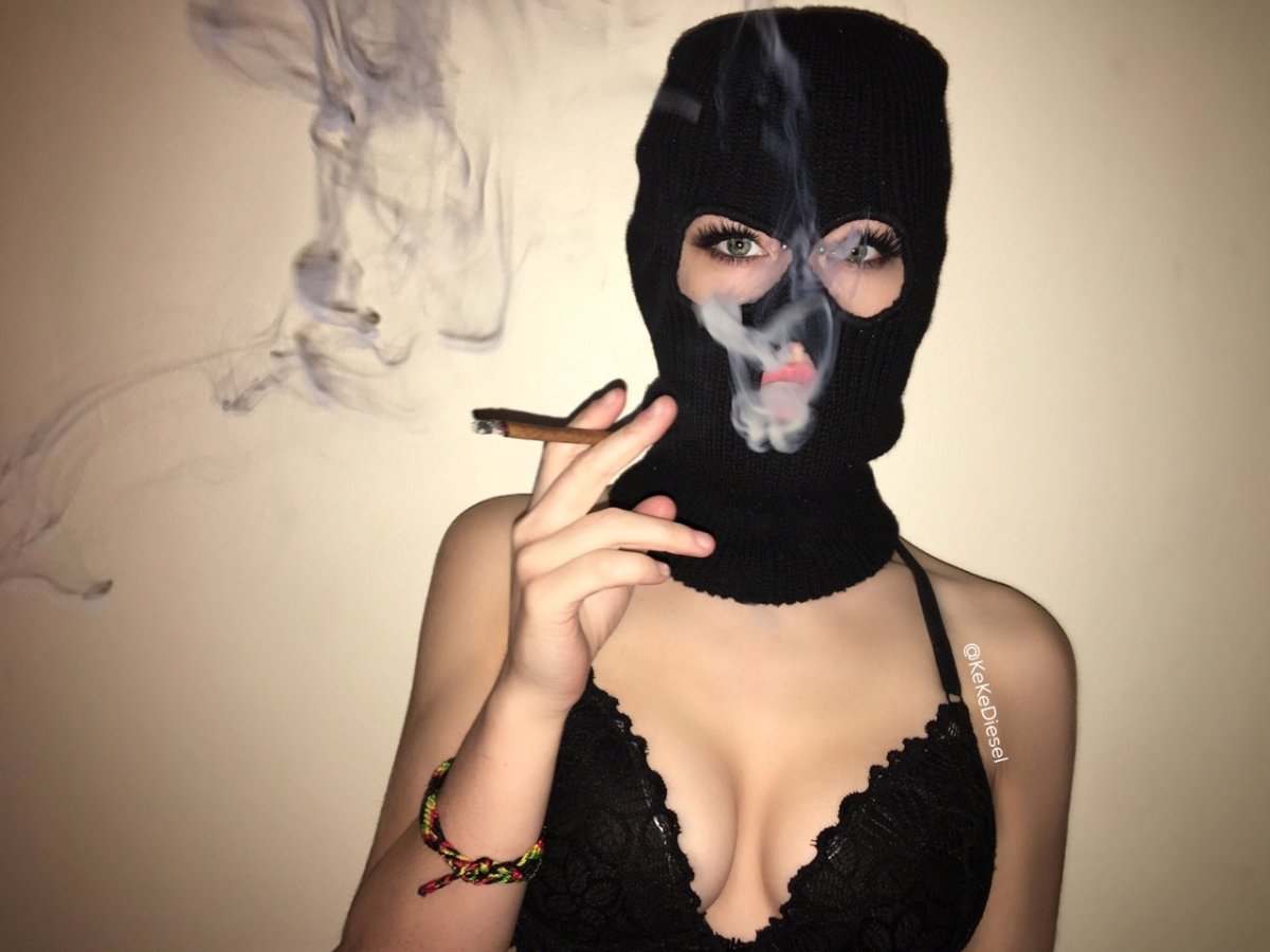 Девушка в черной Балаклаве