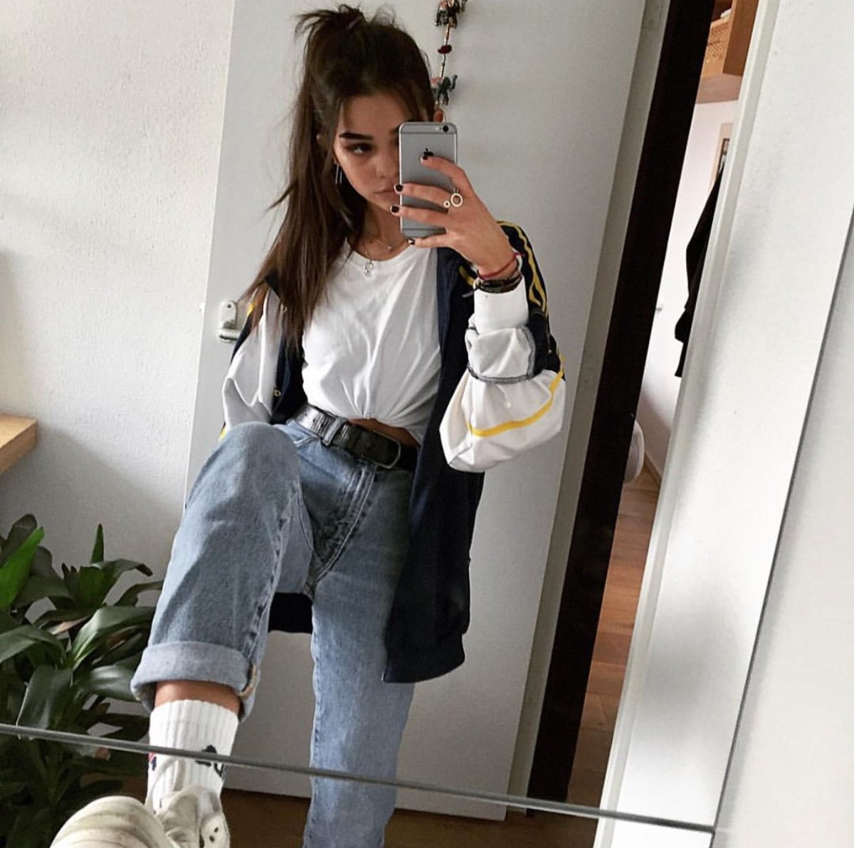 Девушка в рваных джинсах