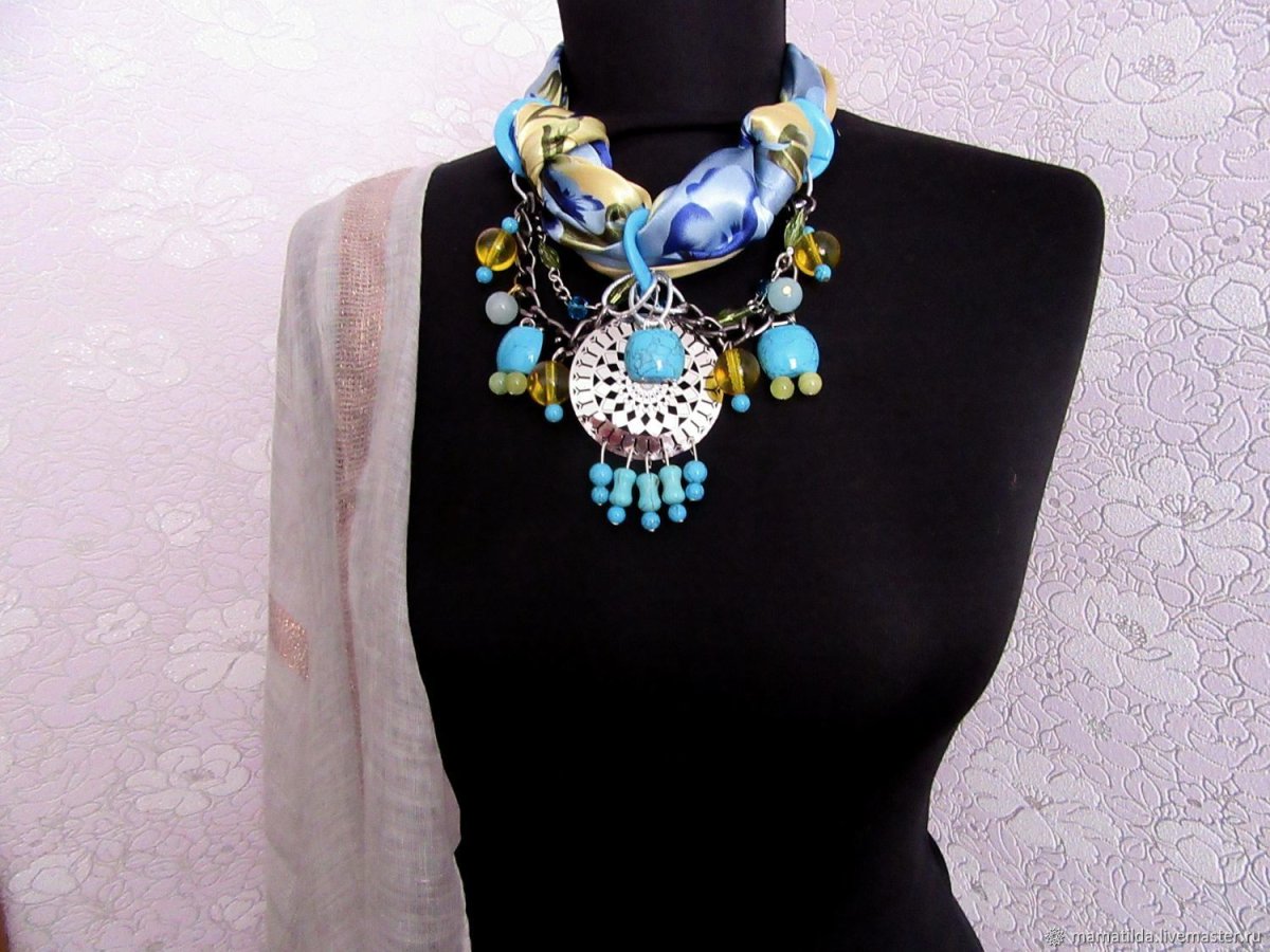 Шарф с бусинами