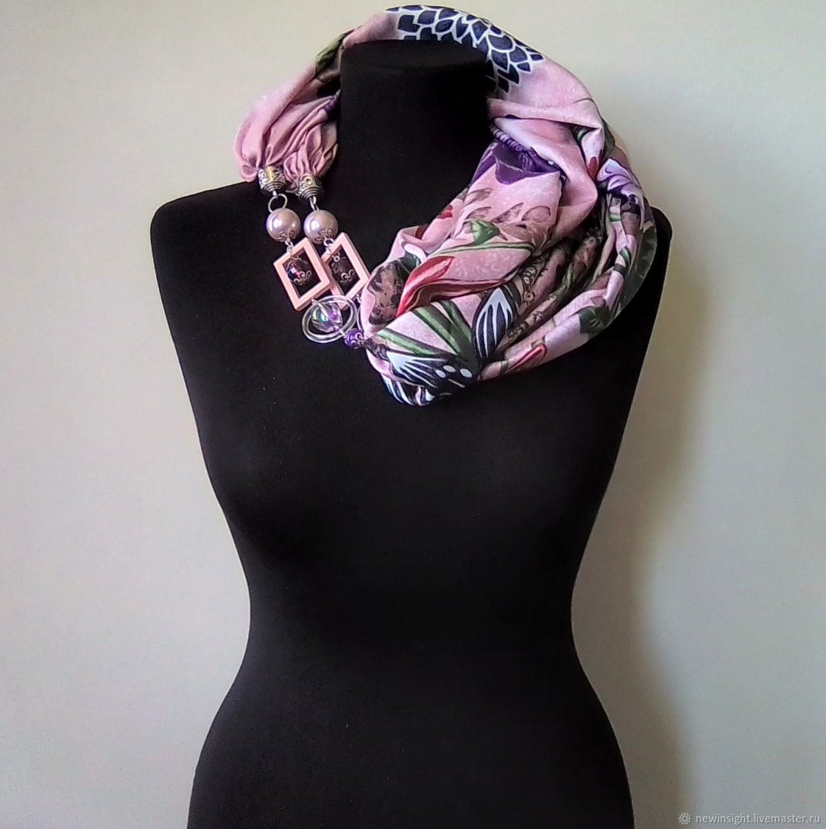 Необычные колье с шелковым платком
