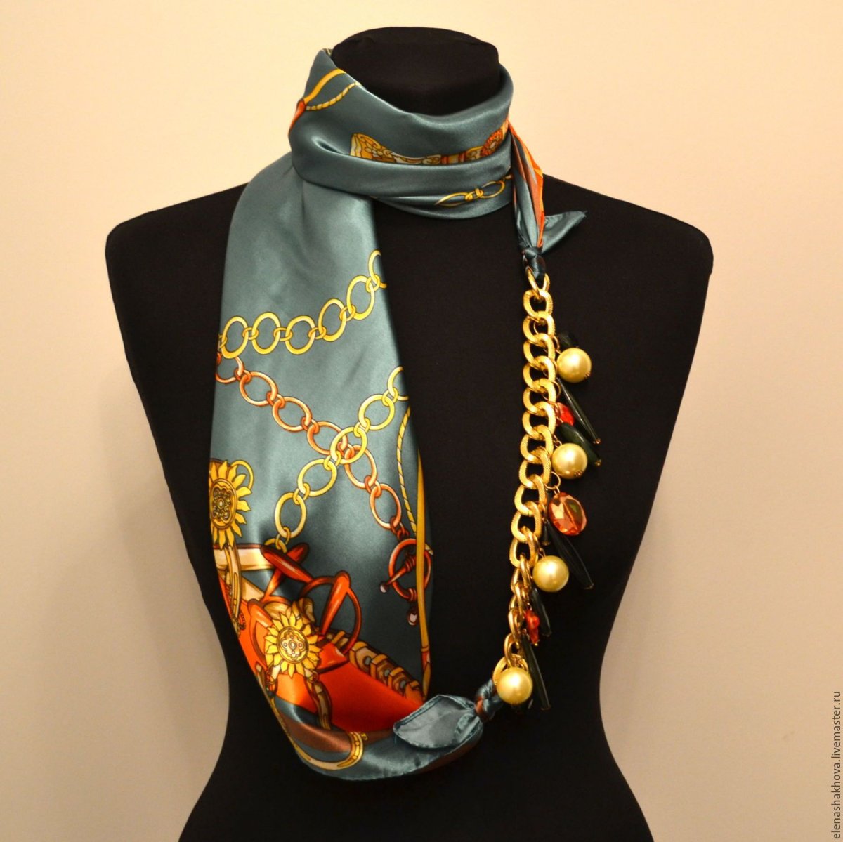 Платок с бусами