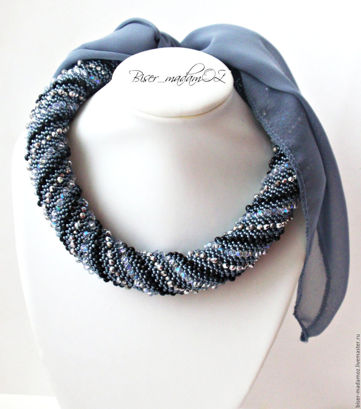 Колье-платок оплетены бисером