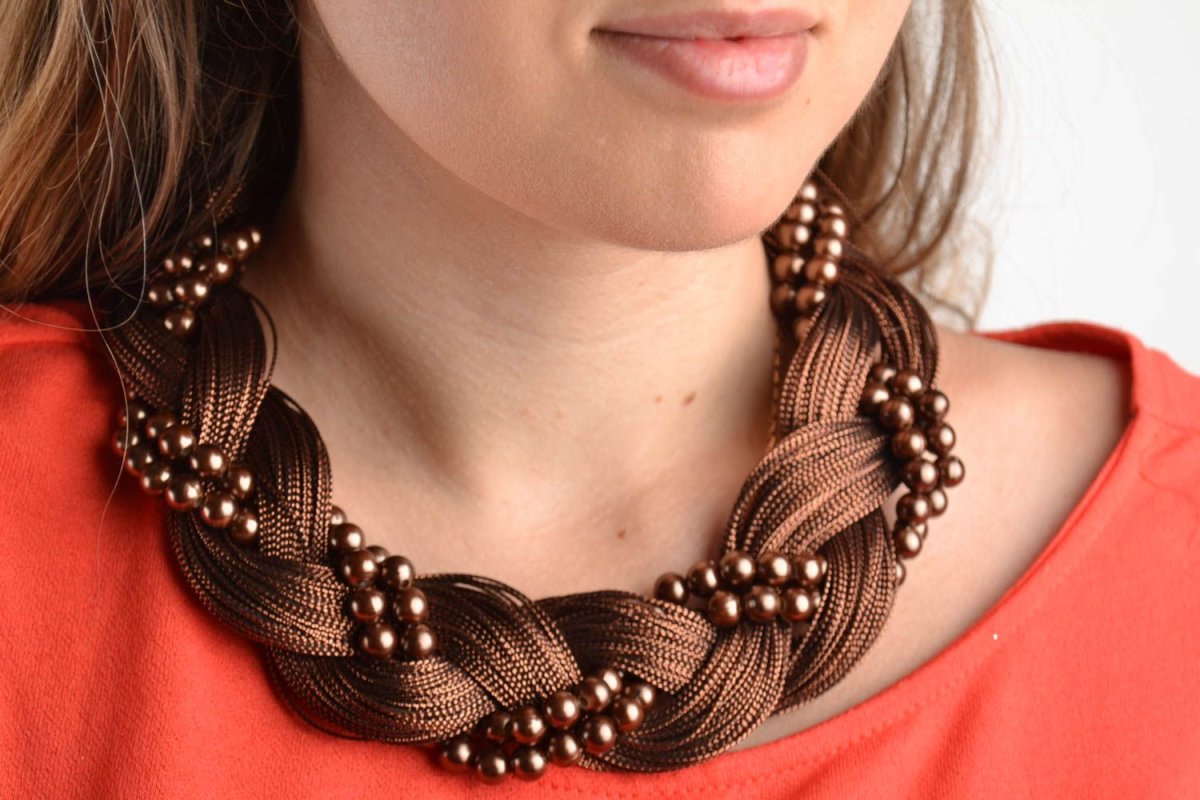 Крупные украшения на шею