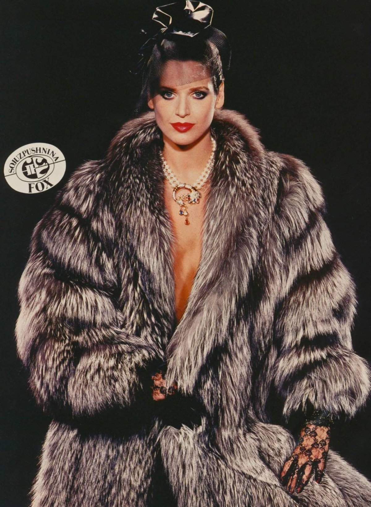 Девушка в плаще и шляпе