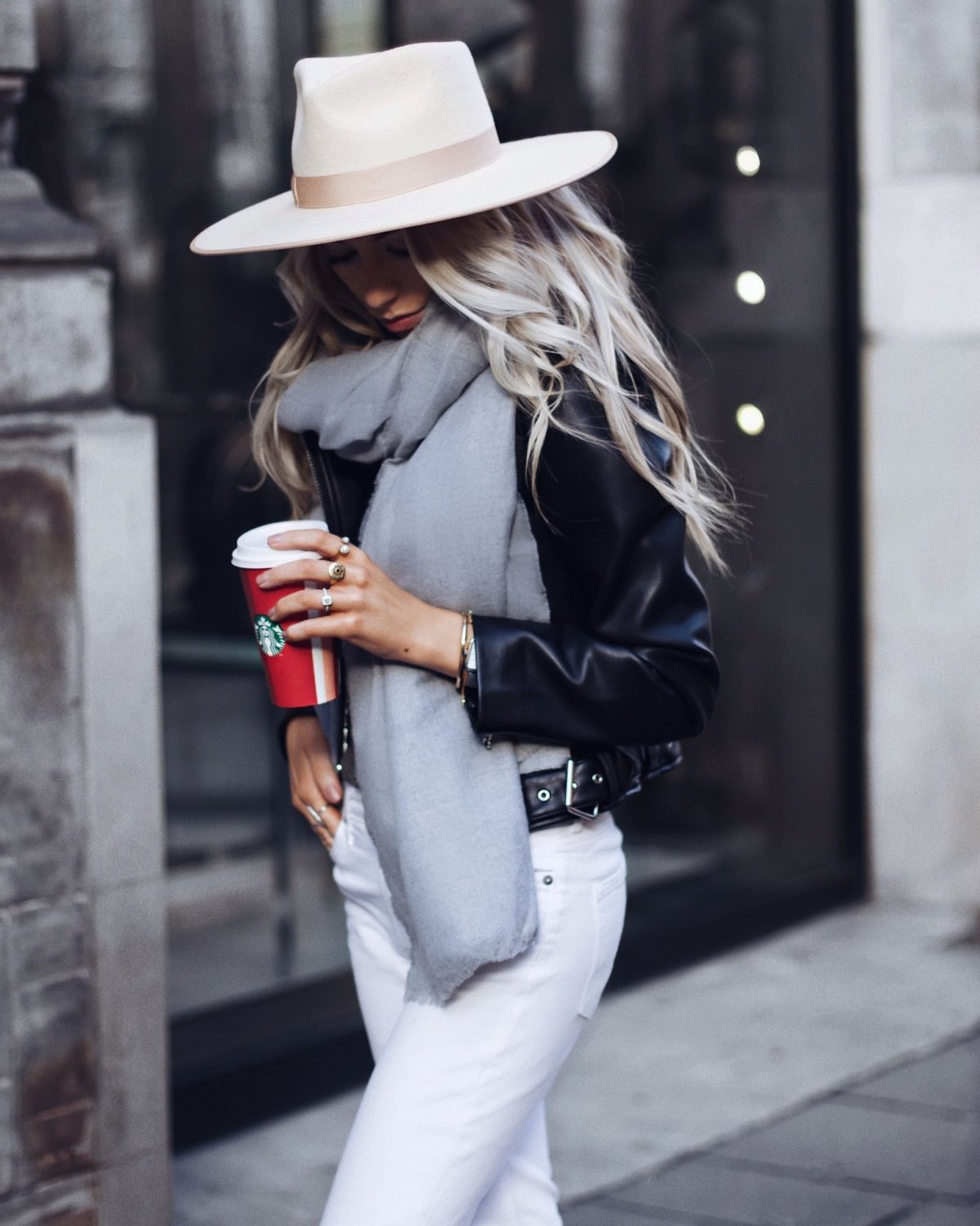 Черная шляпа с пальто