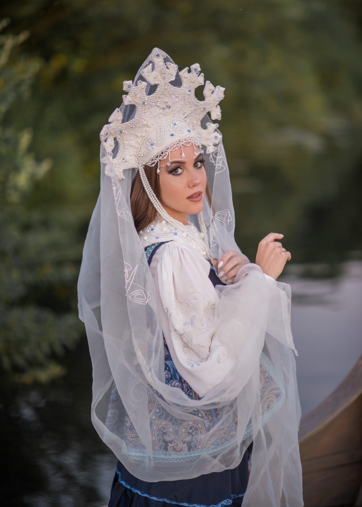 Девушка в короне