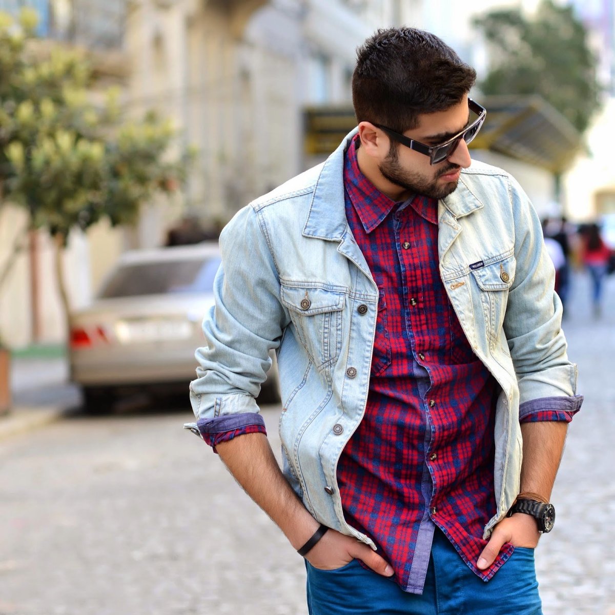 Джинсы с коричневыми туфлями