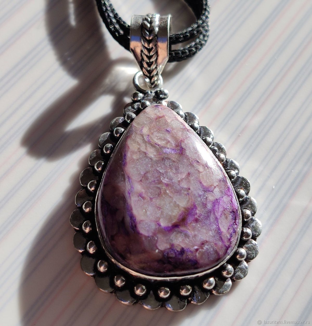 Кулон из бисера с чароитом