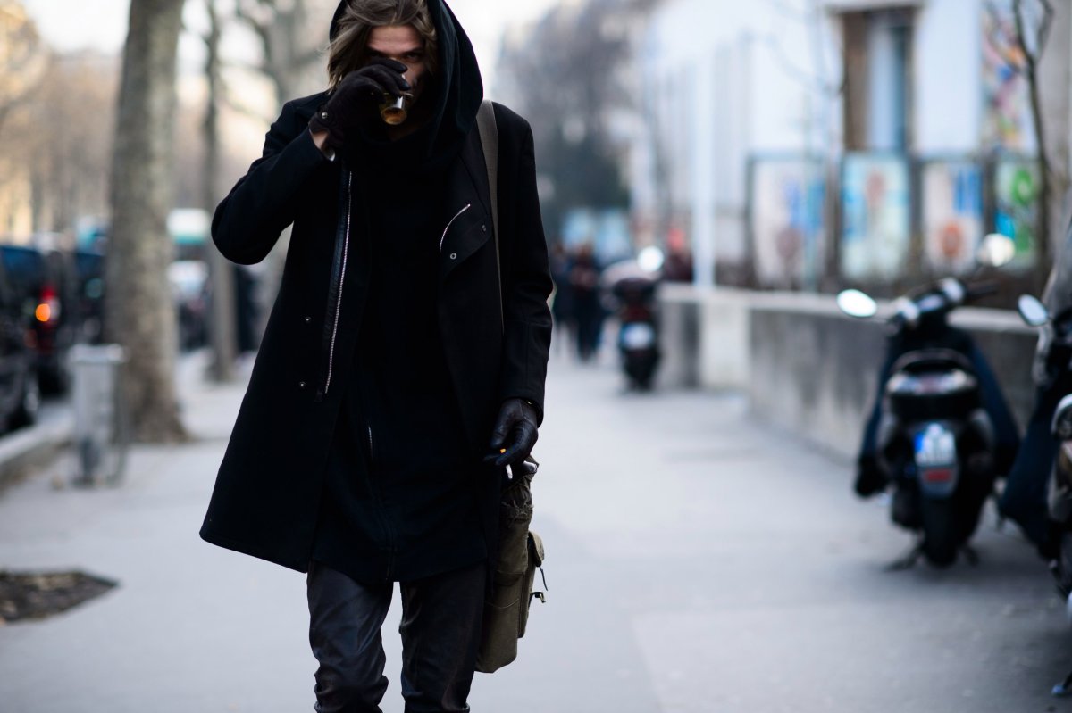 Стильный парень в пальто