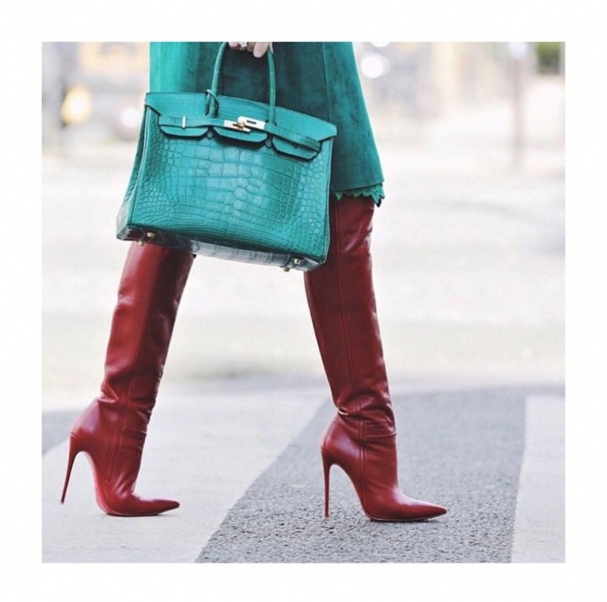 Салатовое платье с черными сапогами