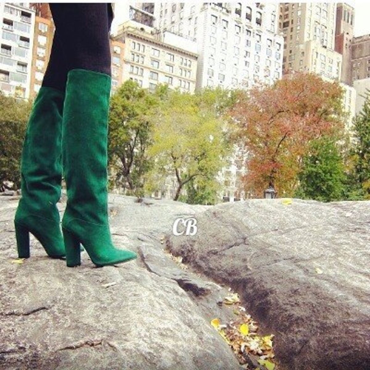 Зеленое платье коричневые сапоги