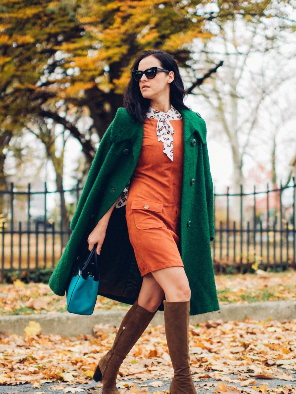 Зеленая короткая куртка