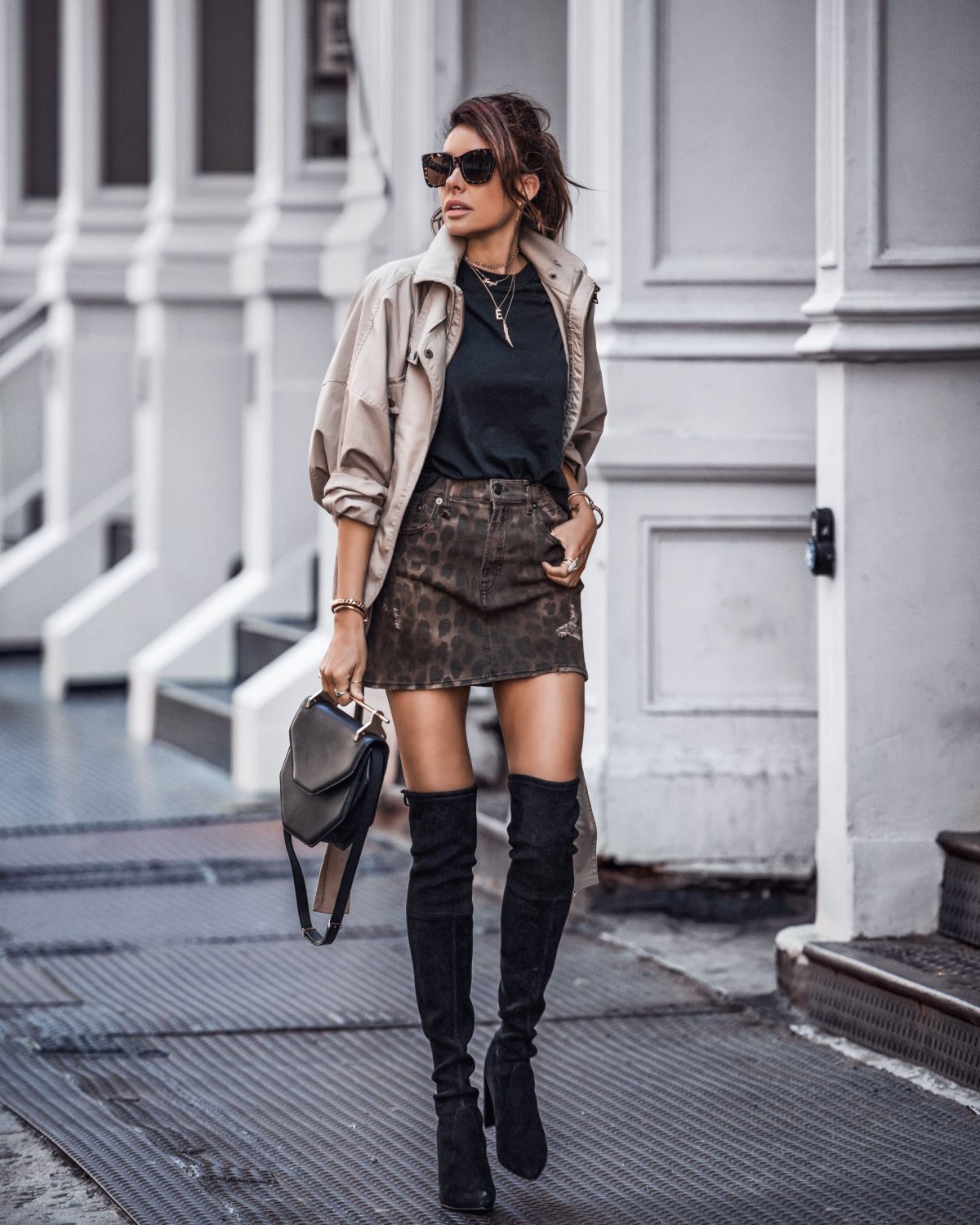 Образ с бежевыми кожаными шортами
