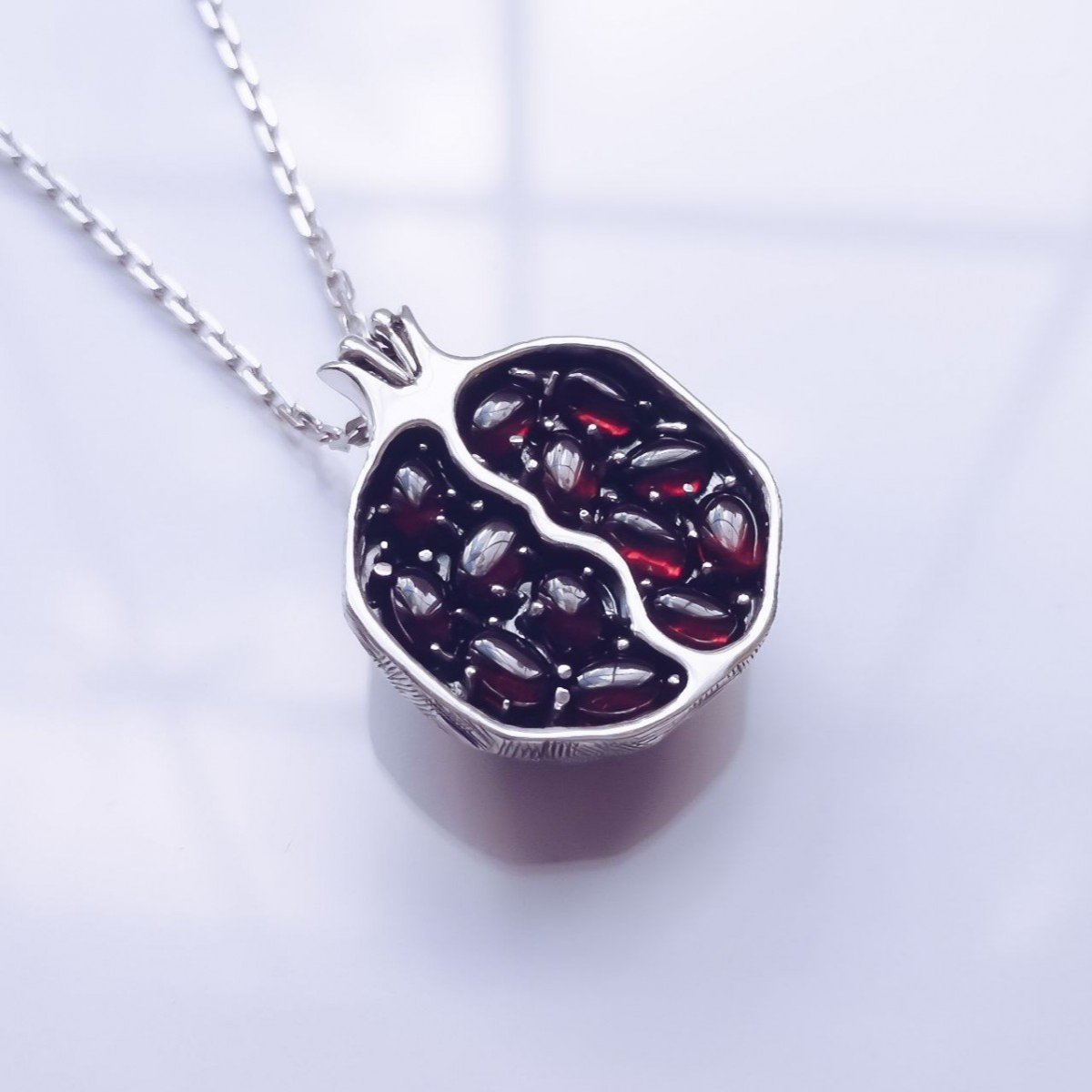 Янтарный кулон коготь дракона