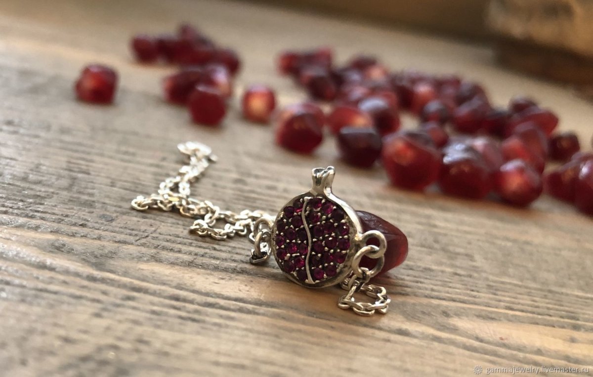 Кулон красное сердце