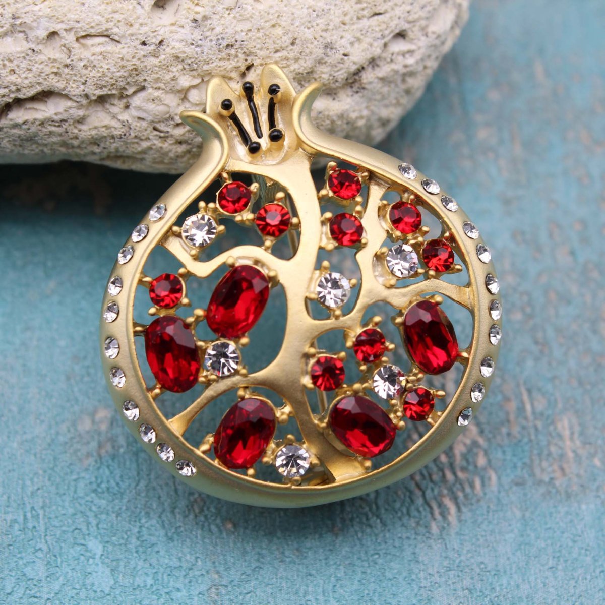 Брошь гранаты