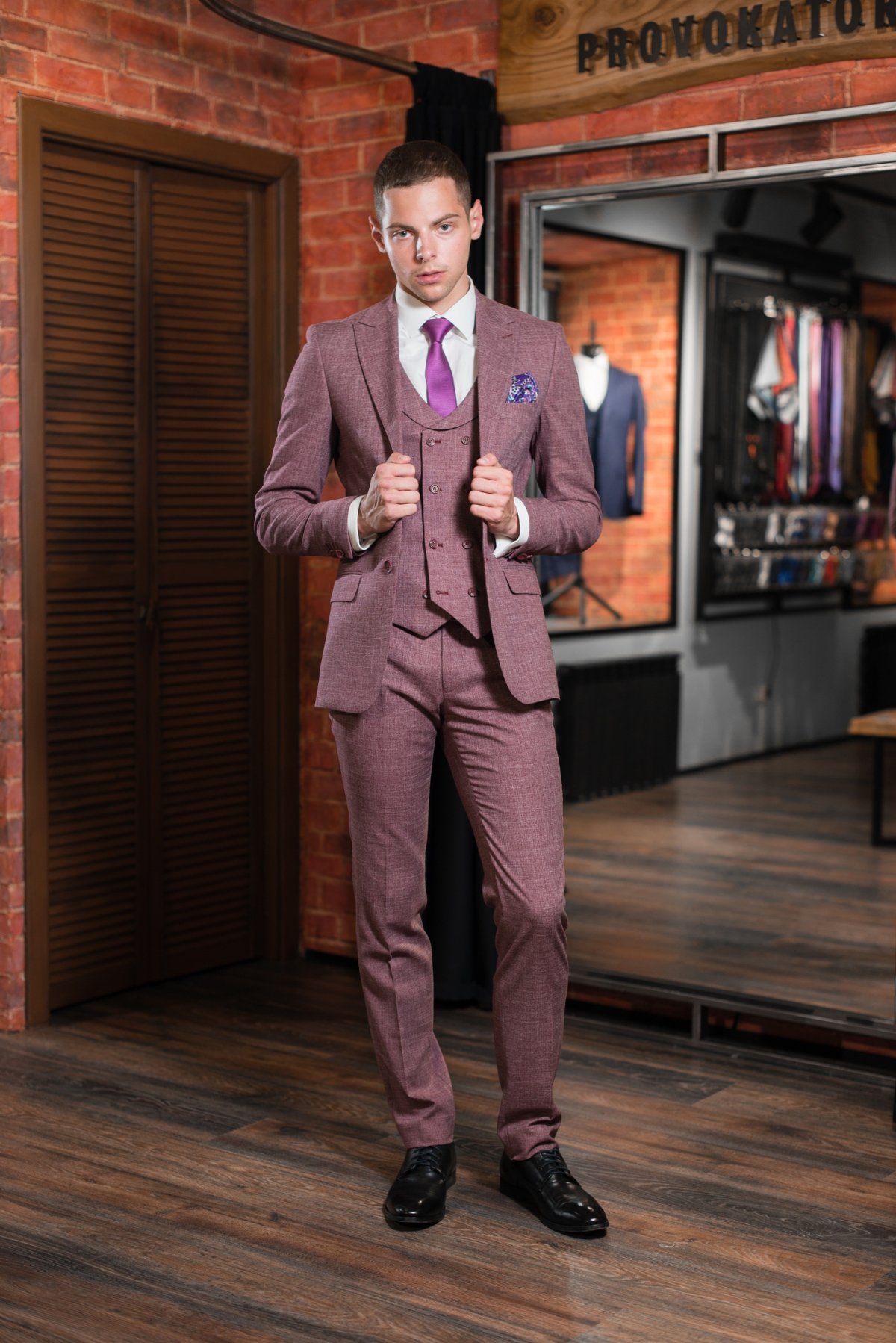 Парень в костюме