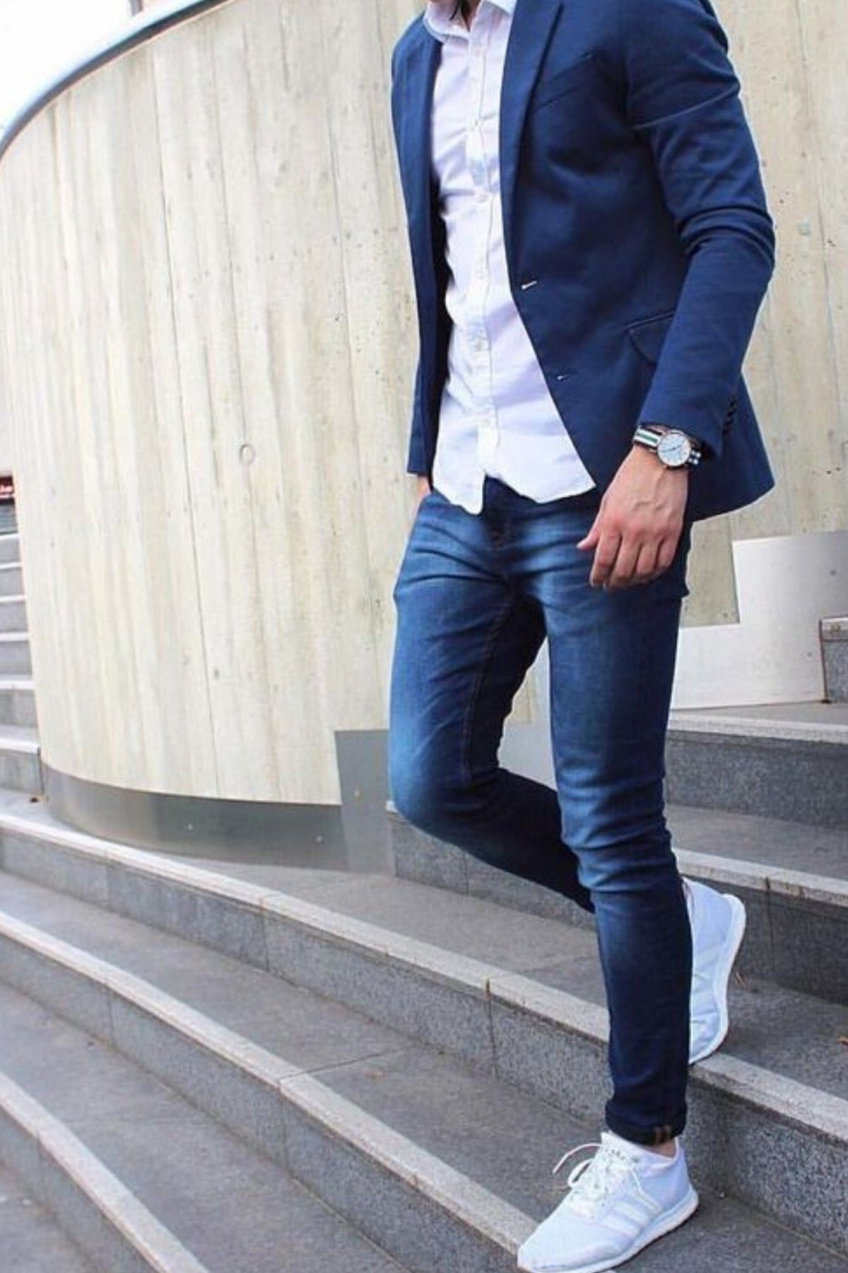 Пиджак джинсы и кроссовки