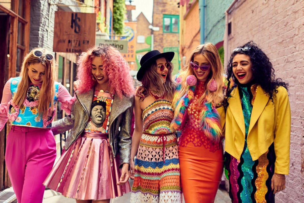 Яркая одежда