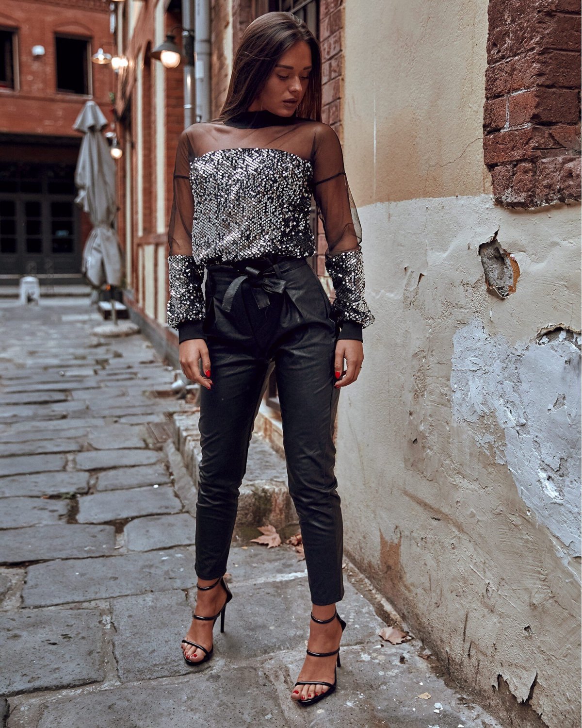 Прозрачная блузка и юбка