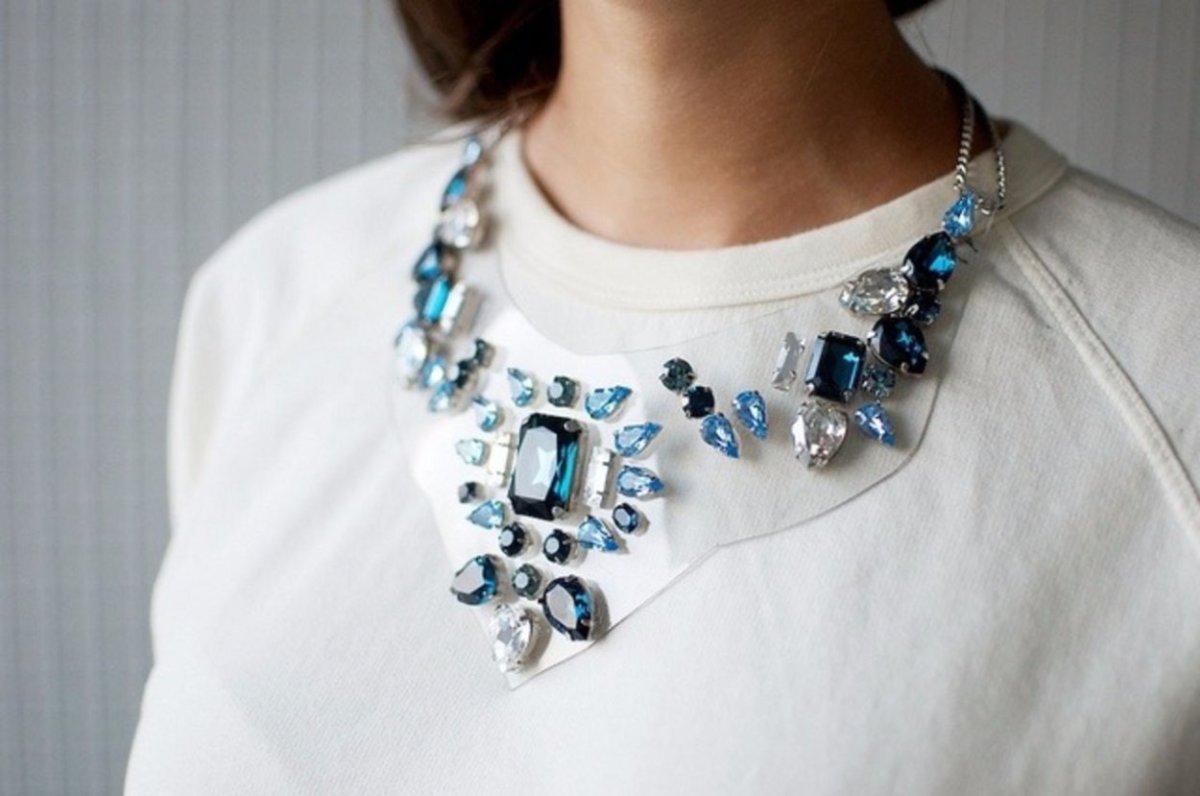 Маникюр к синему платью