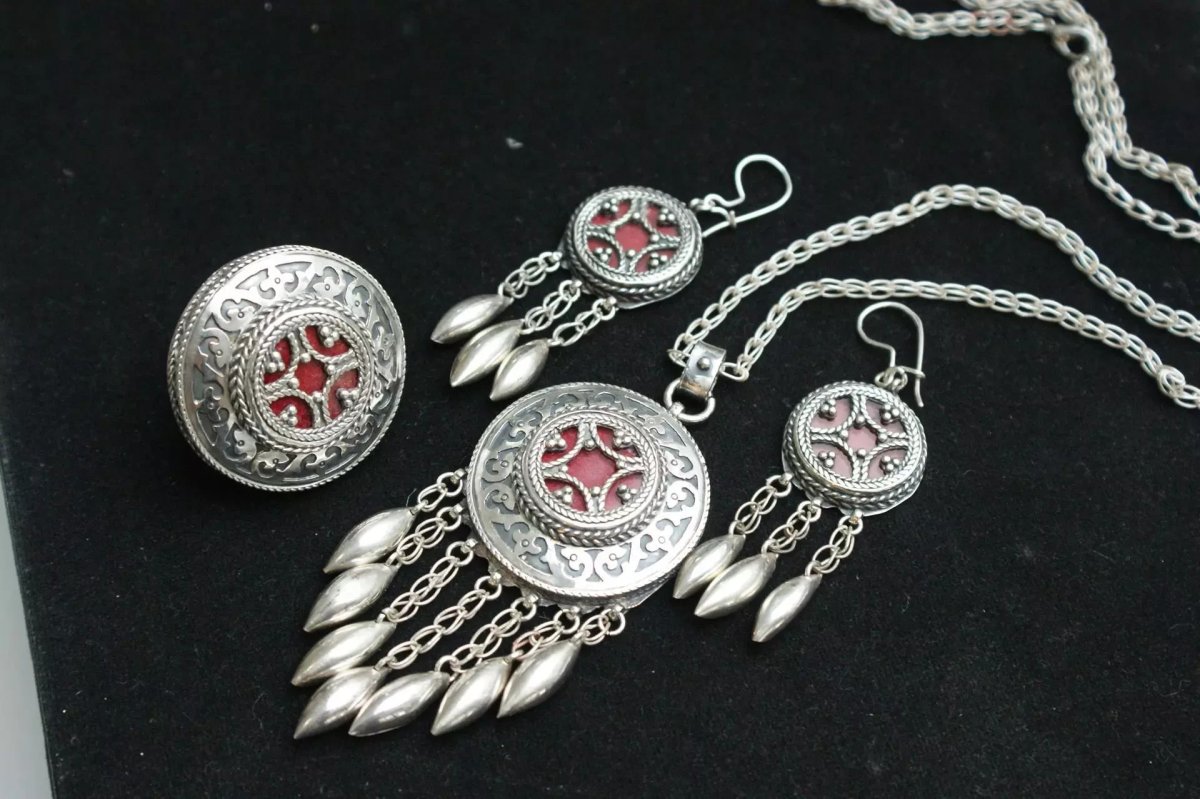 Национальные украшения