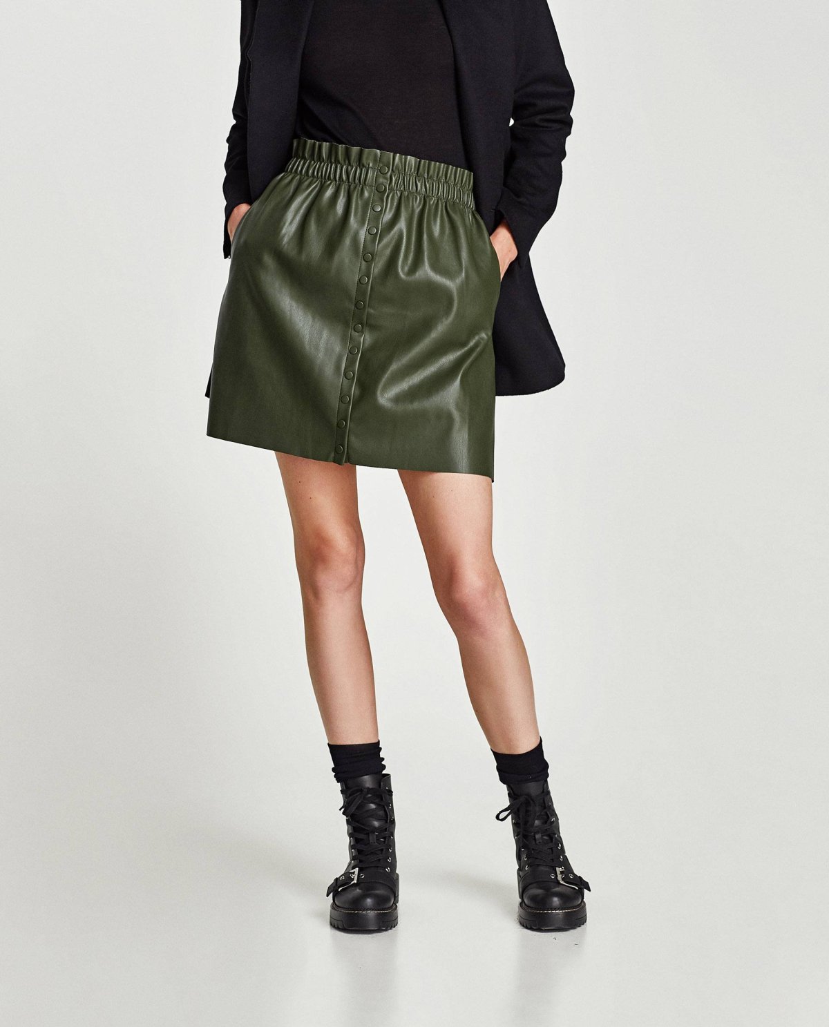 Зеленая кожаная юбка мини