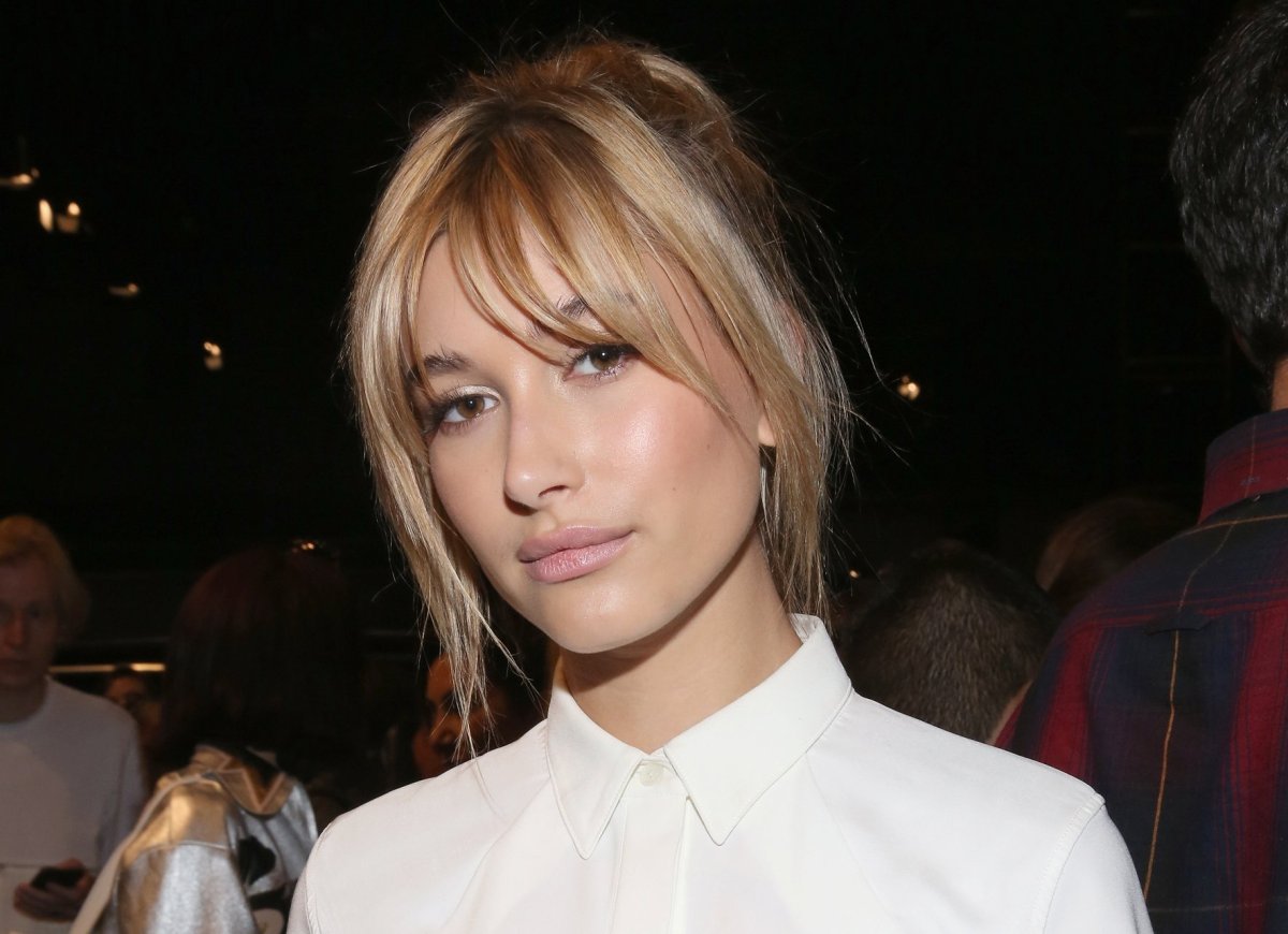 Хейли Бибер с челкой