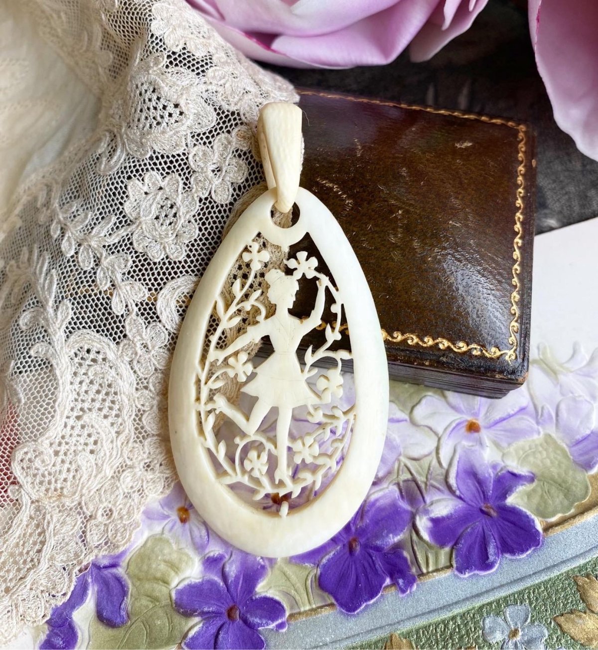 Старинные кулоны