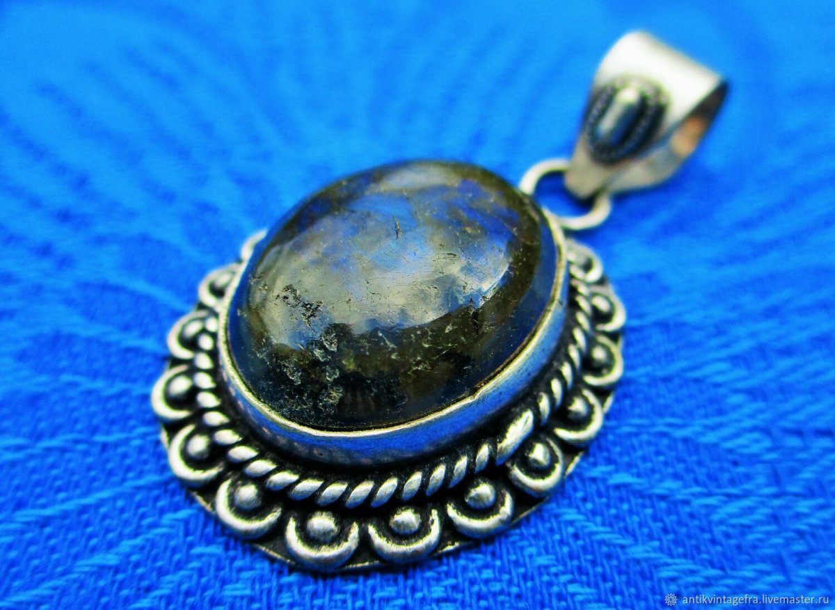 Старинные кулоны