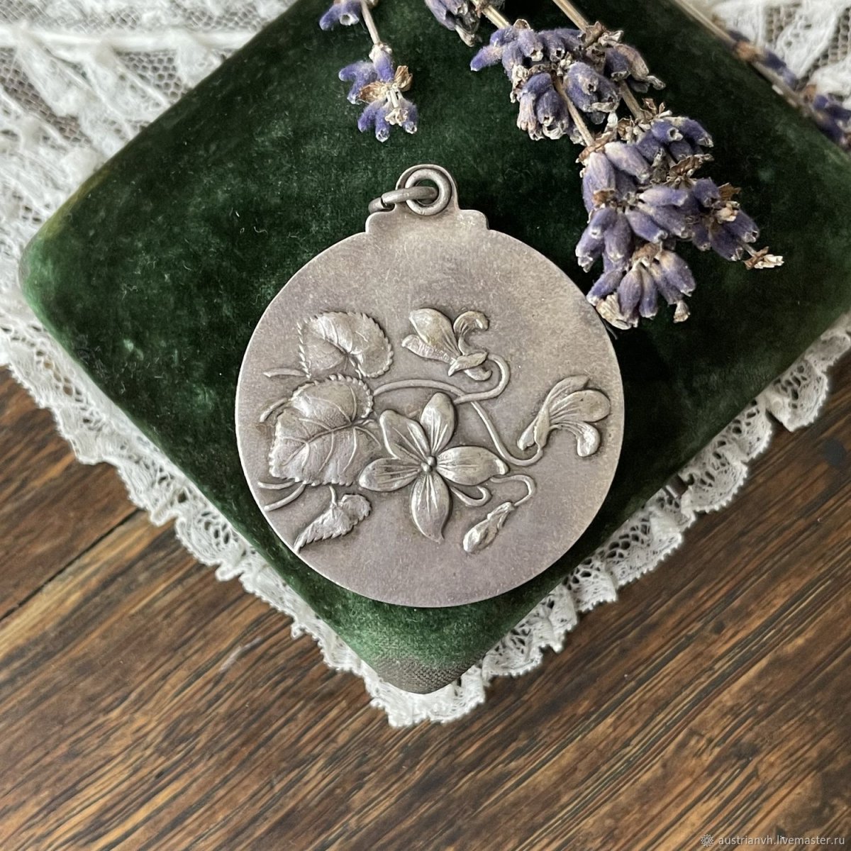 Древняя подвеска