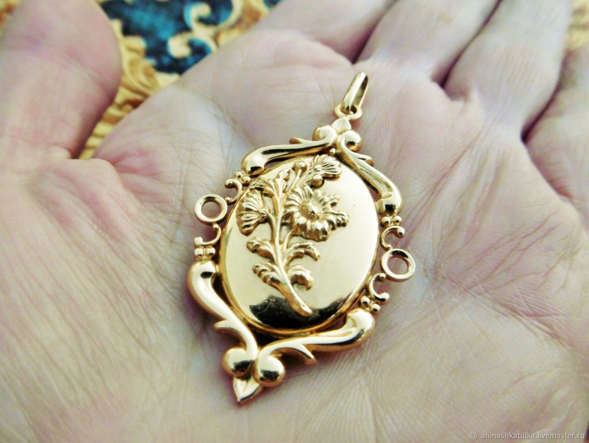 Старинные кулоны