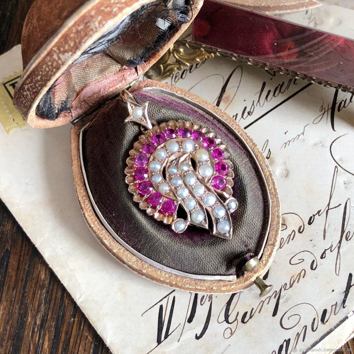 Красивый старинный кулон