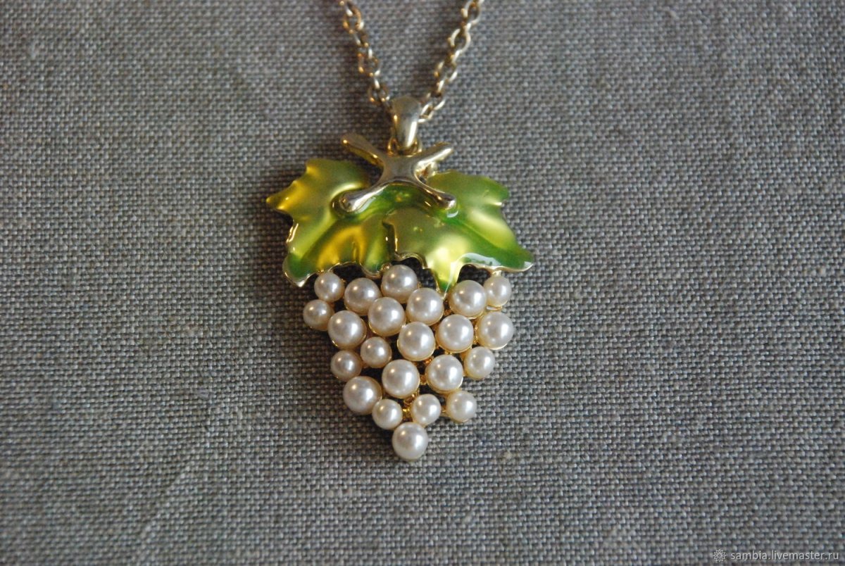 Кулон с гранатом виноград