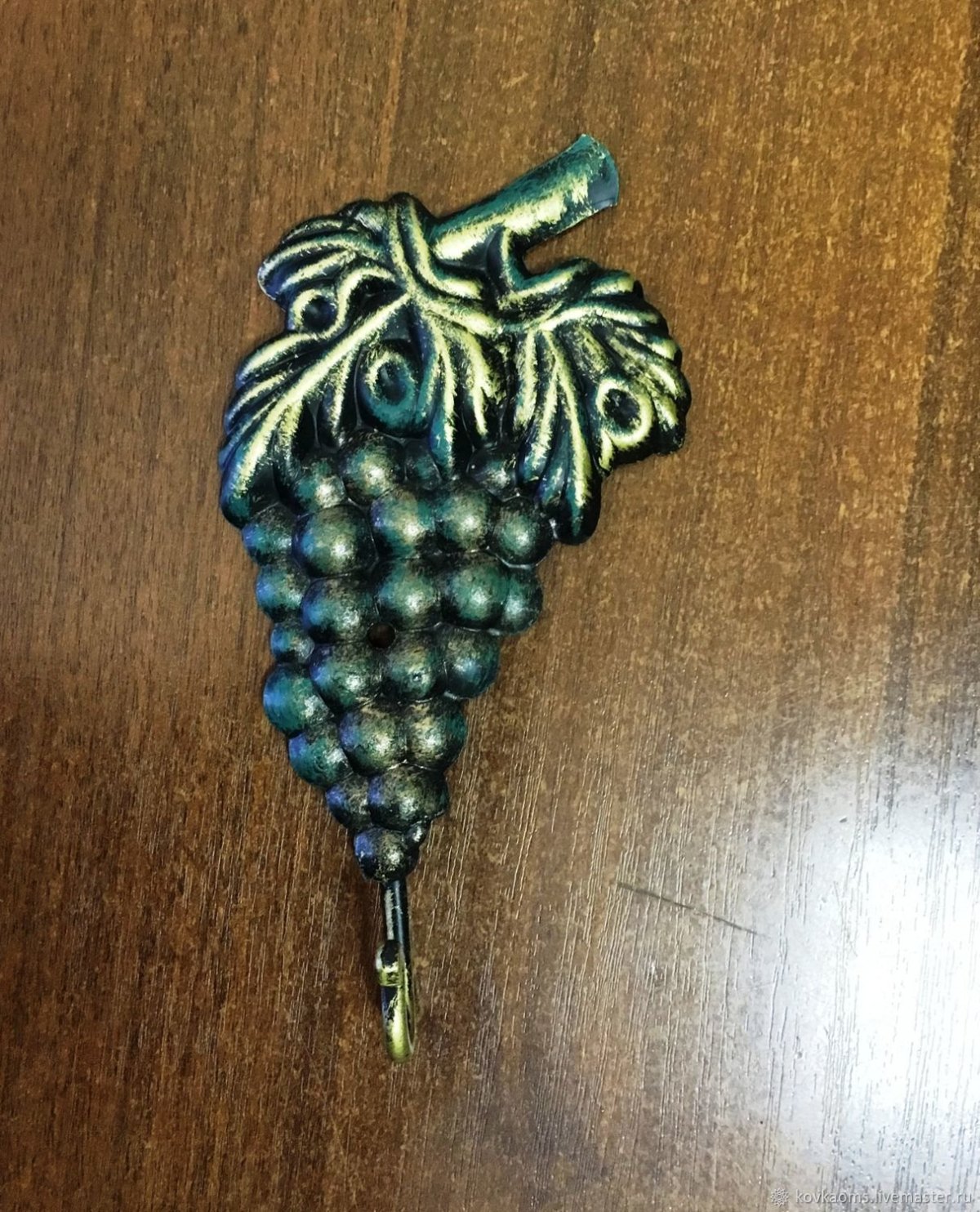 Кулон из камня виноград