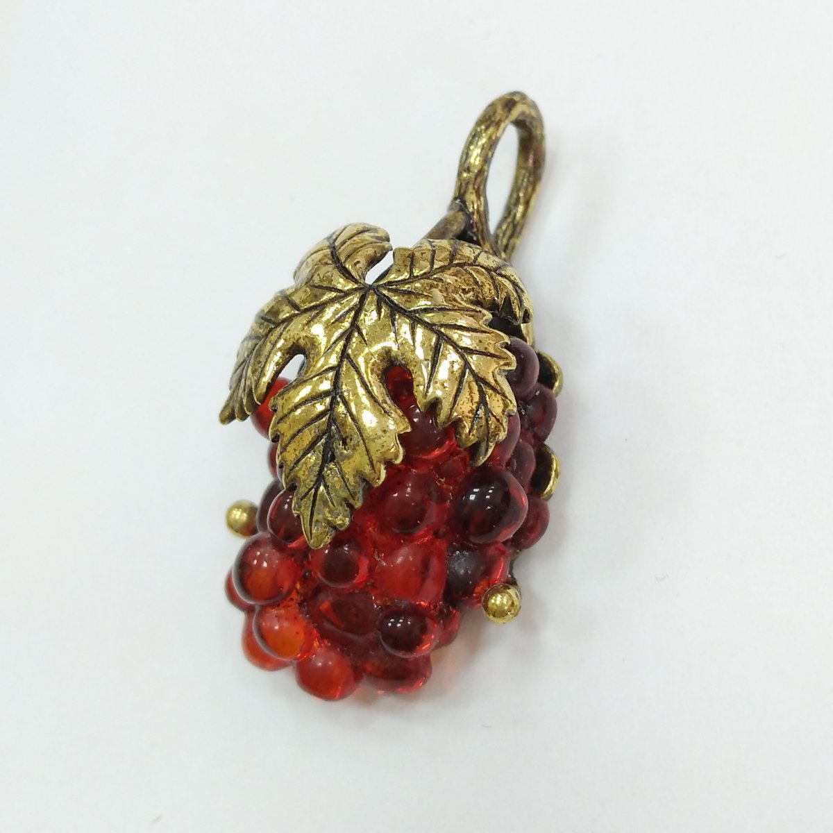 Янтарь брошка виноград