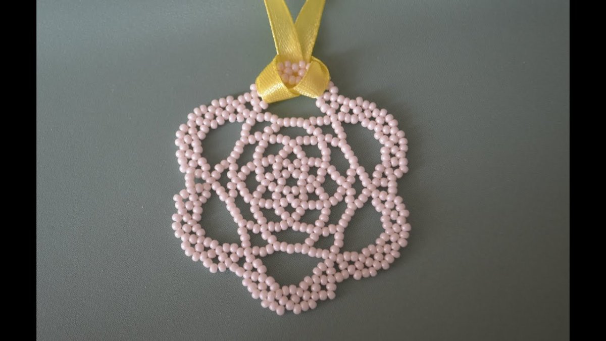 Цветочный кулон из бисера