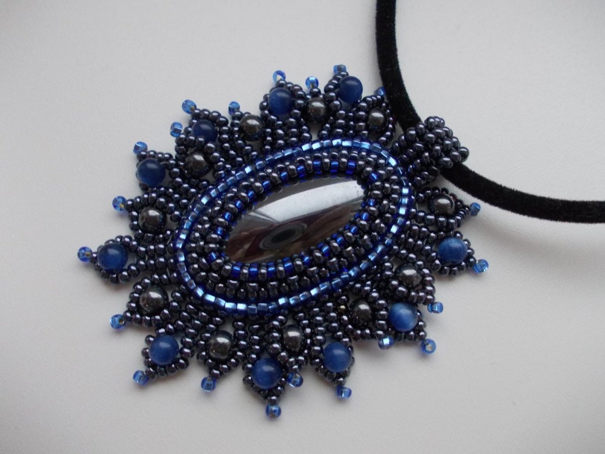 Кулон из японского бисера