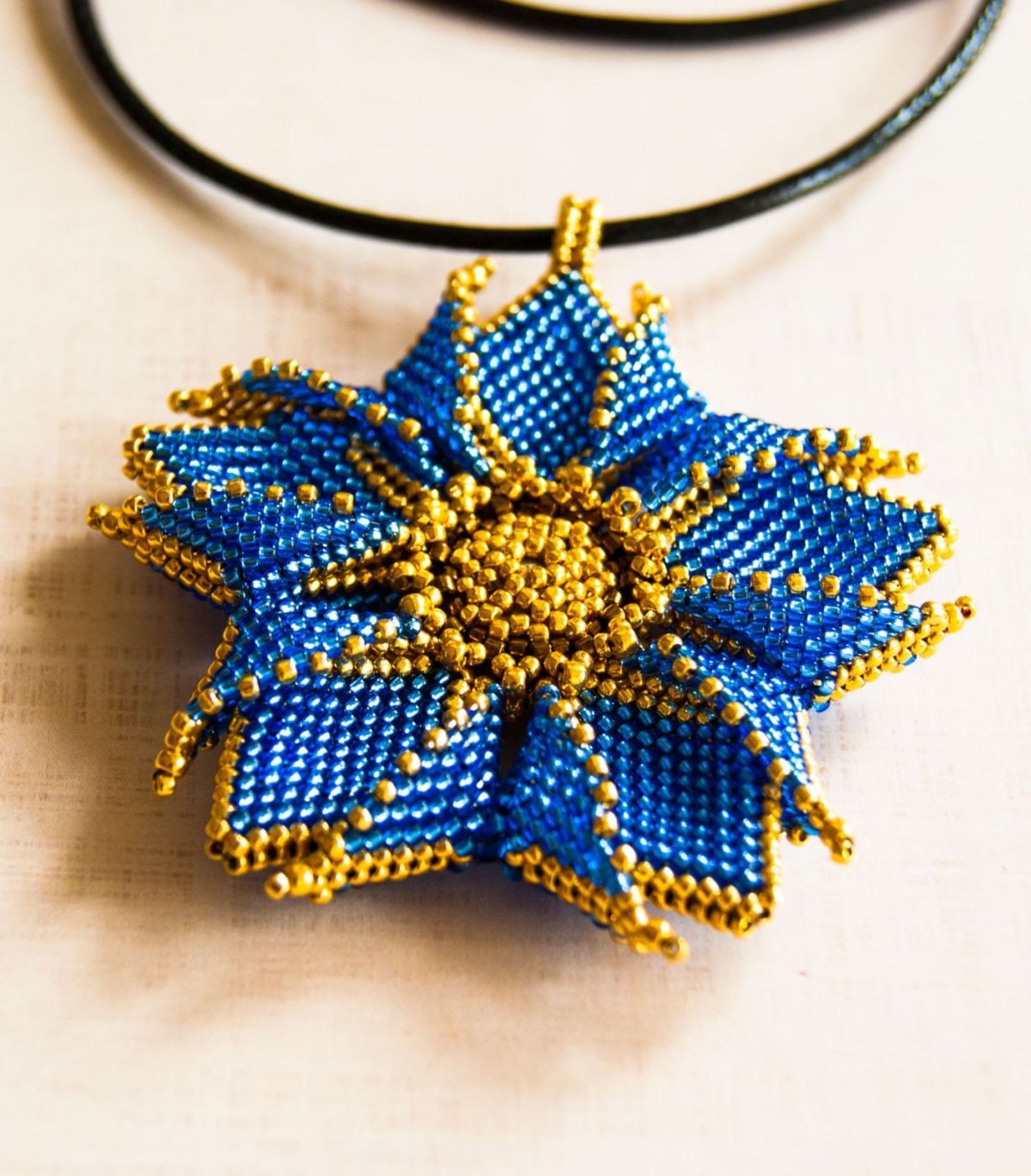 Объемные кулоны из бисера