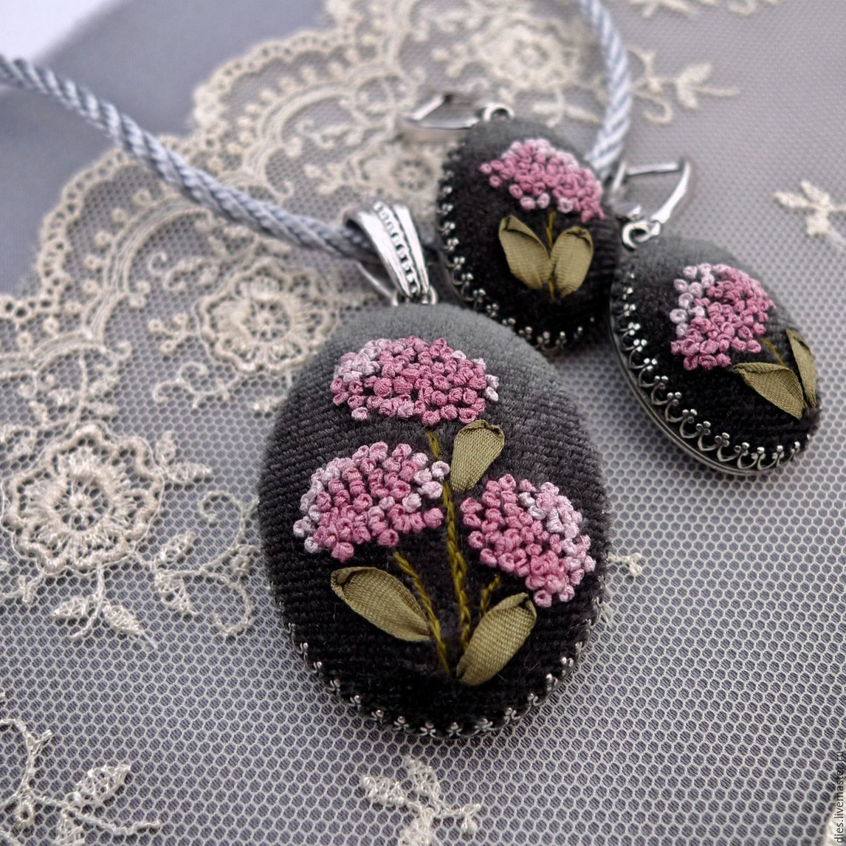 Бусы из бисера с сердечками