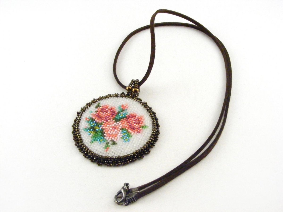 Подвеска из бисера и бусин