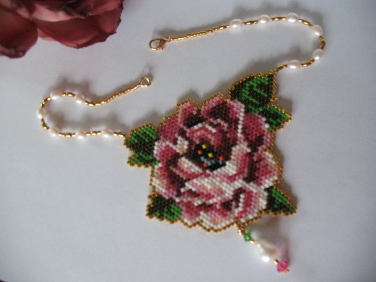 Кулоны из бисера и бусин