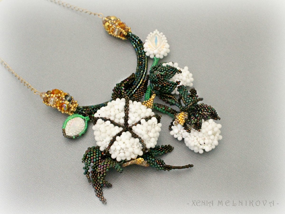 Подвеска цветок кирпичным плетением