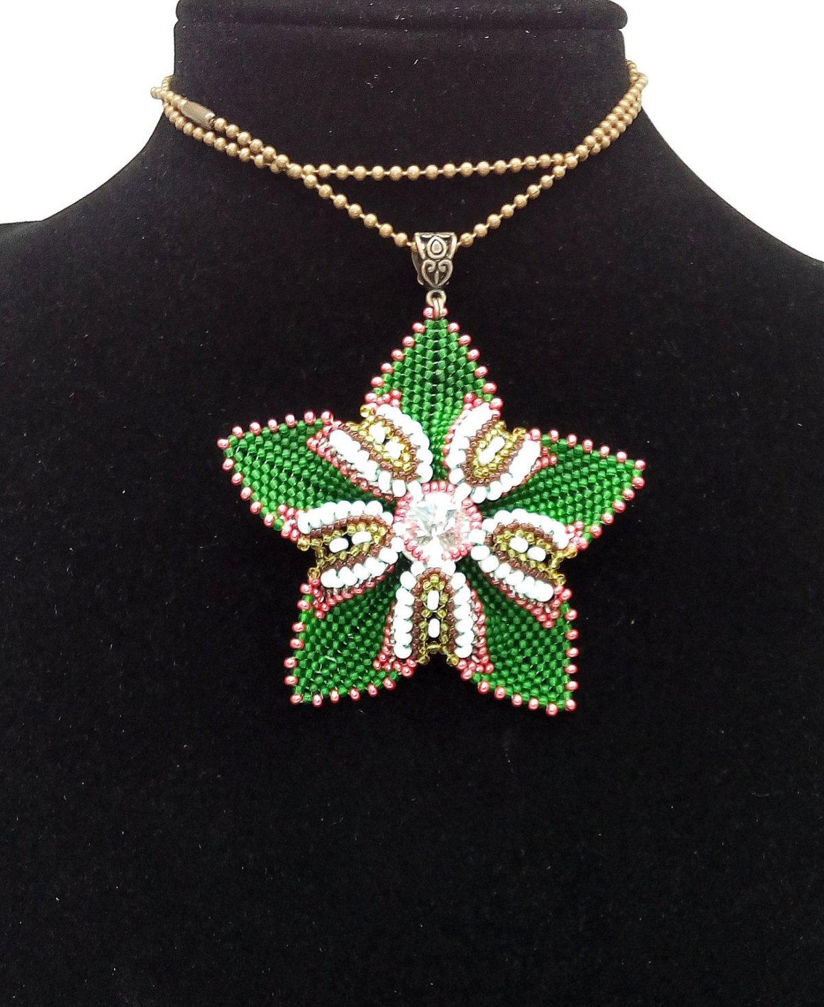 Радужный кулон из бисера