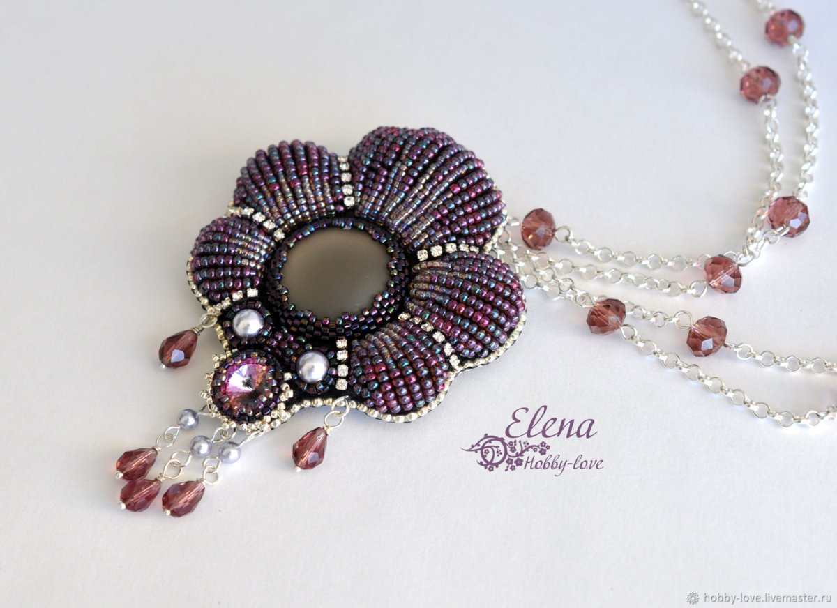Плетеный кулон из бисера