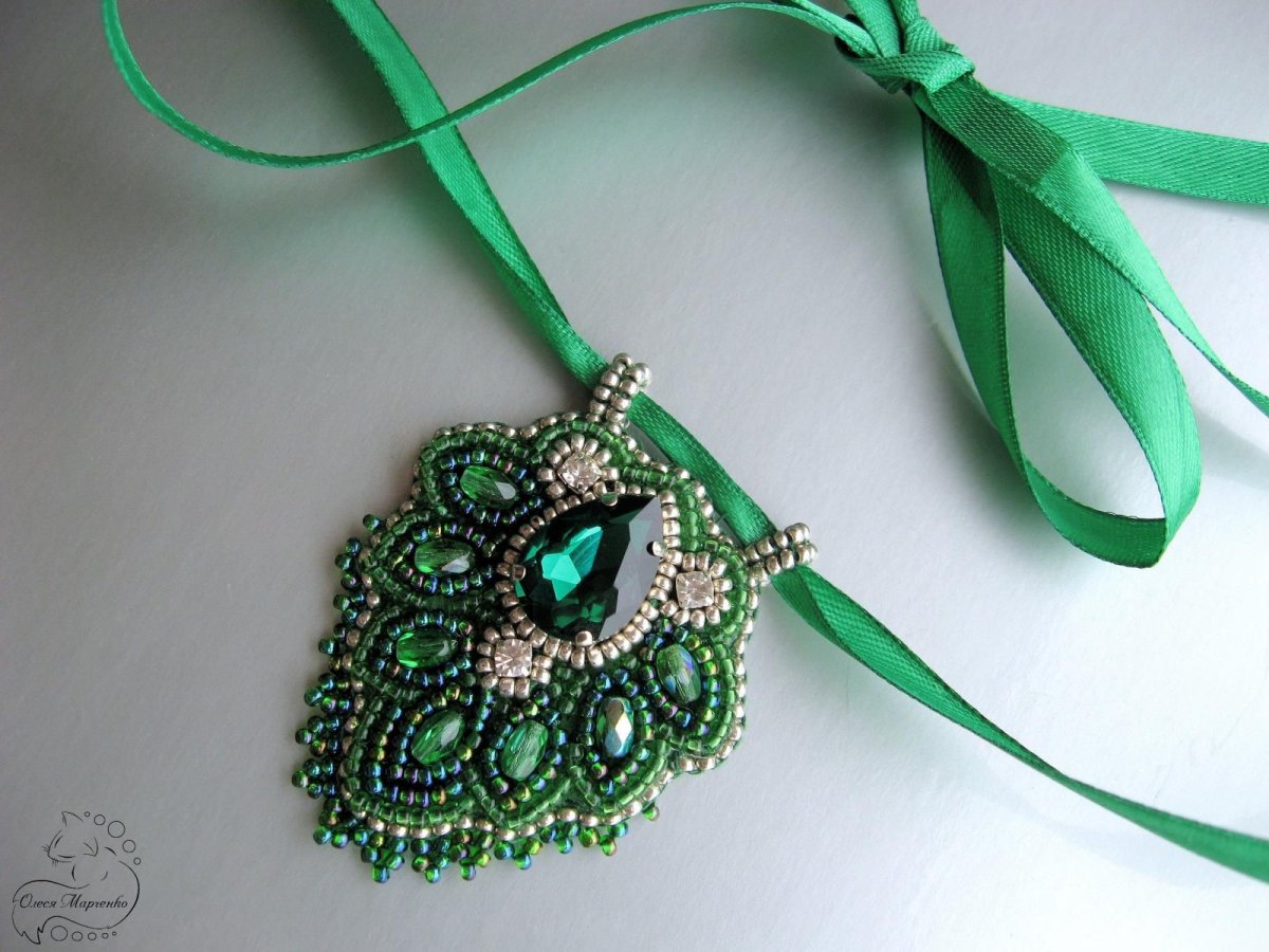 Кулон из бисера мастер класс