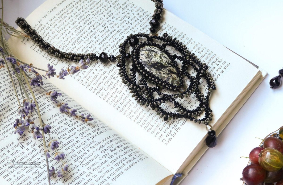 Кулон цветок из бисера