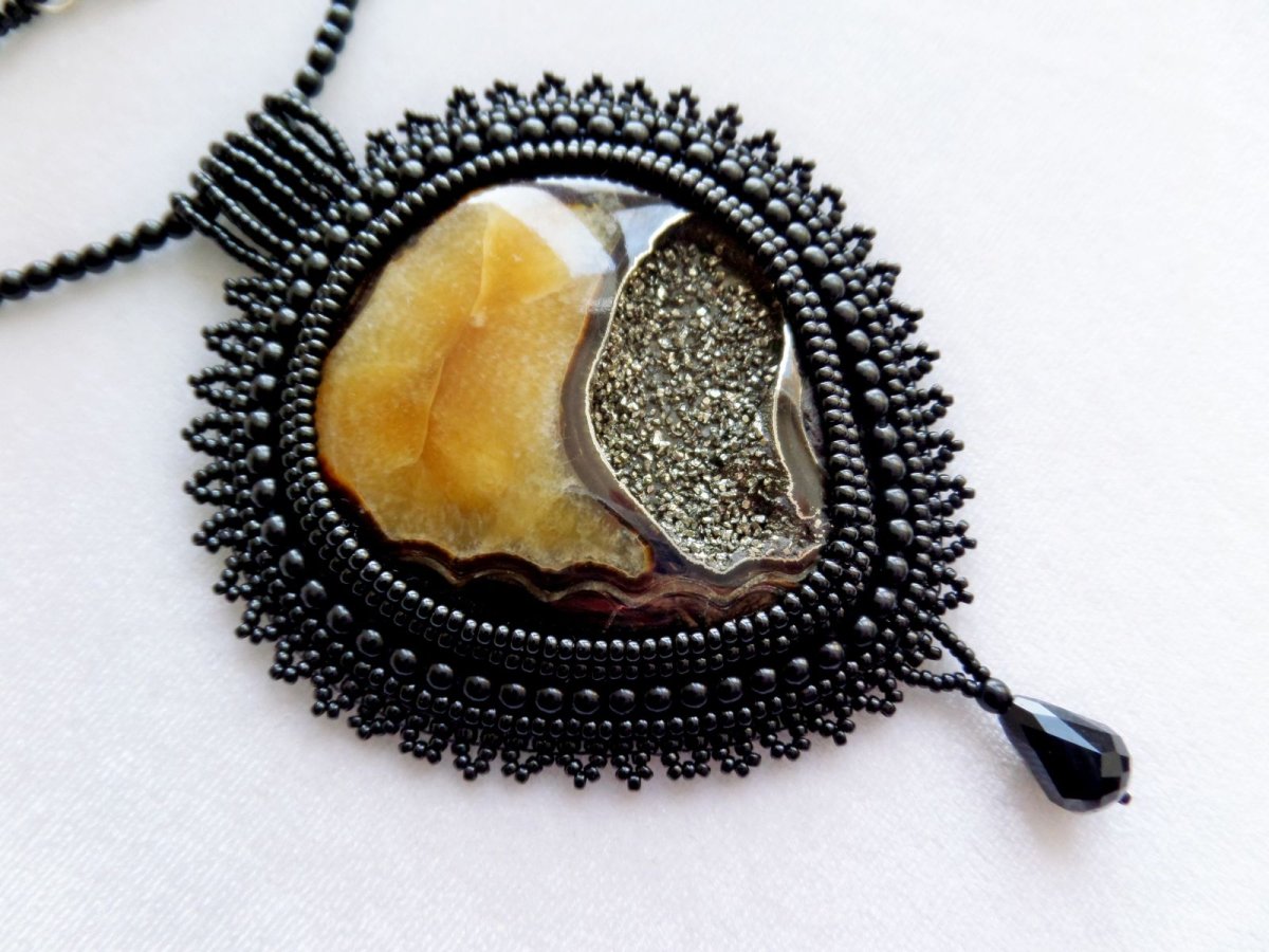 Брошь из бусин и кристаллов