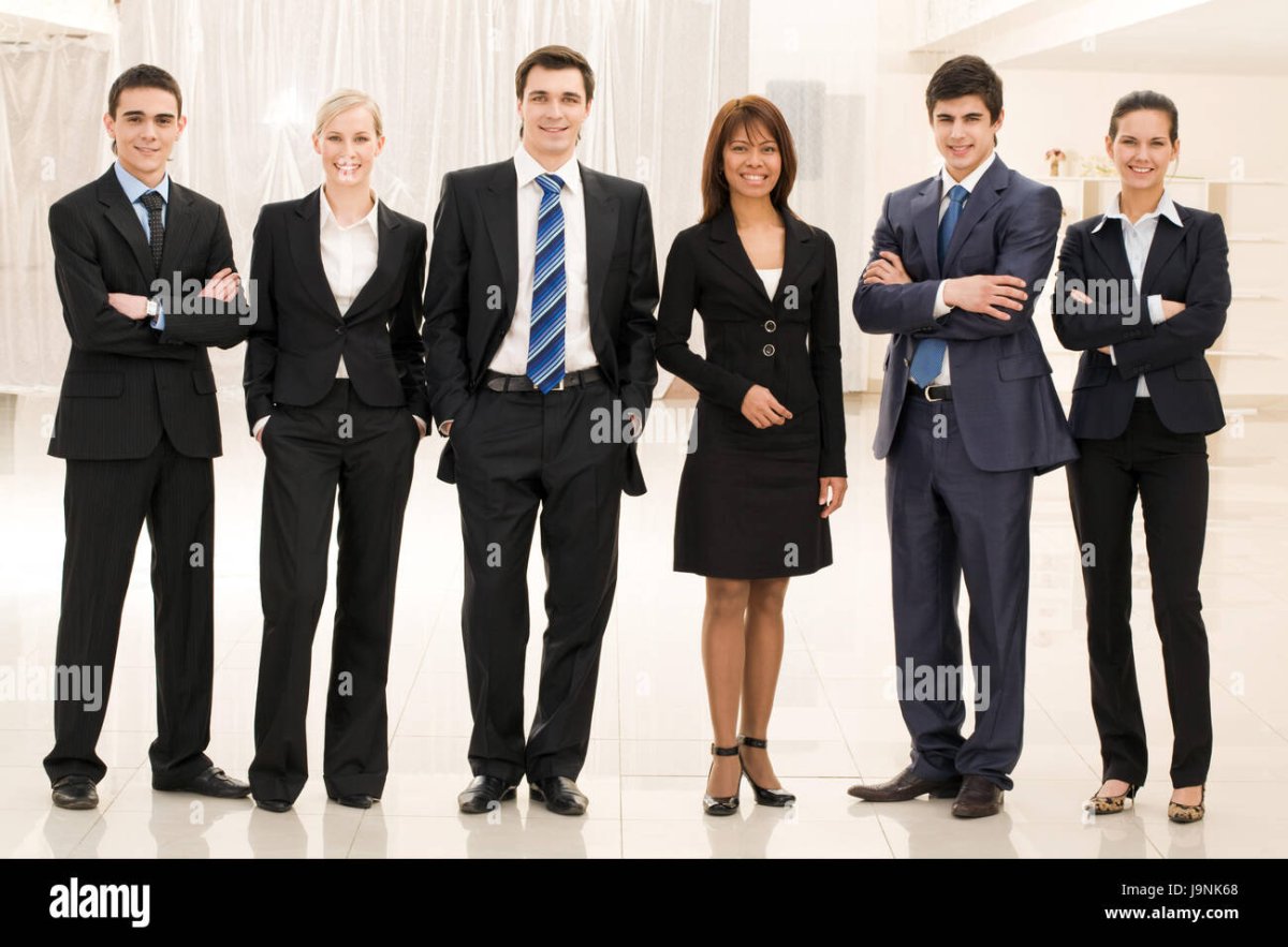 Несколько групп людей в деловых костюмах