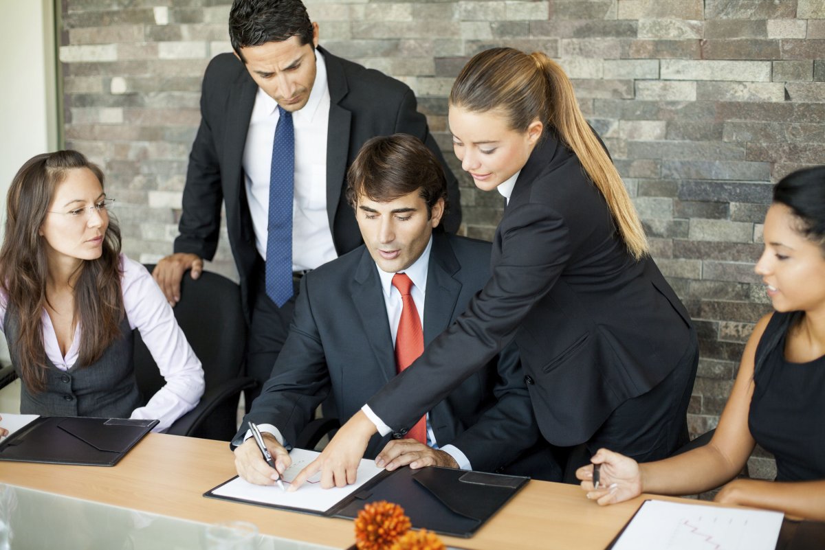 Бизнесмен идет